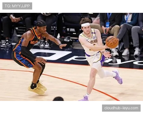 里夫斯无球跑动较上季更频繁拉开外线提升三分威胁