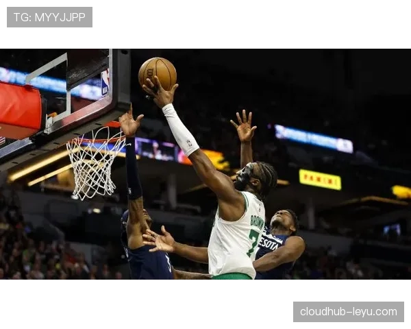 爱德华兹无球跑动制造错位，拉开森林狼进攻空间