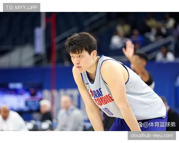 杨瀚森早上吃的居然是五星级饭店剩饭，和场上那个炸裂少年差太多了吧！